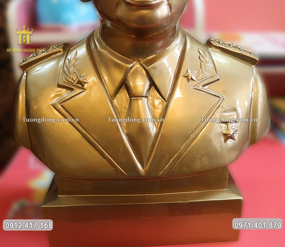 Từng họa tiết hoa văn trên bức tượng được chăm chút tỉ mỉ